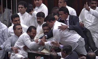 Ρινγκ η βουλή της Σρι Λάνκα: Mπουνιές, κλωτσιές και μαχαίρια (βίντεο)