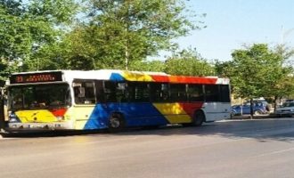 Λεωφορείο βγήκε από την πορεία του και πήρε «σβάρνα» ΙΧ στο κέντρο της Θεσσαλονίκης