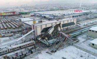 Στους επτά οι νεκροί από το σιδηροδρομικό δυστύχημα στην Τουρκία (βίντεο)