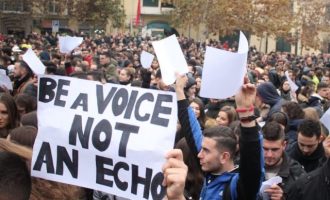 Στην Αλβανία οι φοιτητές δεν υποχωρούν – «Να είσαι φωνή, όχι ηχώ»