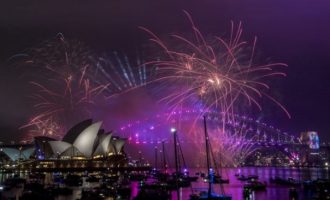 Ο χρόνος άλλαξε στην Αυστραλία – 100.000 πυροτεχνήματα και 1 εκατ. πολίτες στους δρόμους (βίντεο)