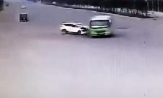Αυτοκίνητο εμβόλισε λεωφορείο στην Κίνα (βίντεο)