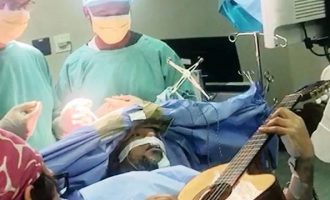 Έπαιζε κιθάρα ενώ του έκαναν εγχείρηση εγκεφάλου