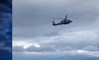 Ελικόπτερο παρασύρθηκε από τον αέρα και πέρασε «ξυστά» από καφετέρια (βίντεο)