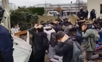 Κίτρινα Γιλέκα – Αστυνομικοί έβαλαν μαθητές να γονατίσουν με τα χέρια στο κεφάλι (βίντεο)