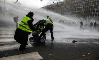 Ο Μακρόν απαντά με 65.000 αστυνομικούς στις διαδηλώσεις των «Kίτρινων Γιλέκων»