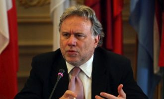 Κατρούγκαλος: «Κανένα πρόβλημα να “εκπλήσσουμε” τον Αμερικανό Πρέσβη»