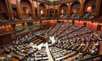 Έρωτας στο Ιταλικό Κοινοβούλιο: Ομοφυλόφιλοι βουλευτές βιντεοσκοπήθηκαν να «το κάνουν» στη Βουλή
