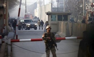 Εισβολή ενόπλων σε κυβερνητικό κτίριο στην Καμπούλ – 30 νεκροί από ανταλλαγή πυροβολισμών
