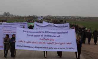 Δεκάδες χιλιάδες Κούρδοι διαδήλωσαν έξω από την αμερικανική βάση στην Κόμπανι: «Μη φύγετε» (βίντεο)