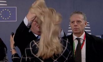 O Ζαν Κλοντ Γιούνκερ… «ξεμαλλιάζει» γυναίκα στη Σύνοδο των Βρυξελλών και γίνεται viral (βίντεο)