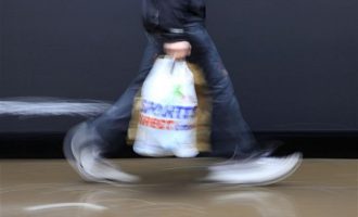 Οι Βρετανοί σκέφτονται να διπλασιάσουν το «χαράτσι» στις πλαστικές σακούλες – Πόσο θα κοστίζουν