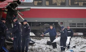 Τρένο «έκοψε» στη μέση σχολικό λεωφορείο στη Σερβία – Τουλάχιστον πέντε νεκροί