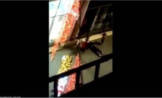 Βίντεο-θρίλερ από το μακελειό στο Στρασβούργο – Πεσμένοι κάτω αιμόφυρτοι τραυματίες (βίντεο)