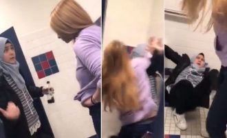 Ξανθιά δέρνει μουσουλμάνα συμμαθήτριά της στις τουαλέτες του σχολείου και γίνεται χαμός (βίντεο)