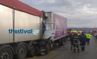 Τραγωδία με έναν νεκρό στη Θεσσαλονίκη σε φονική σύγκρουση φορτηγών