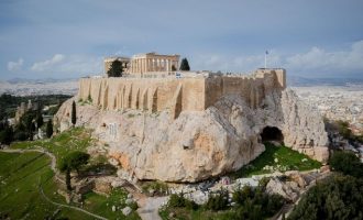 Η Μενδώνη αναστηλώνει τα τείχη της Ακρόπολης με λεφτά του Ταμείου Ανάκαμψης