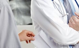 Γιατρός πιάστηκε με «φακελάκι» – Ζήτησε 5.000 ευρώ από ασθενή
