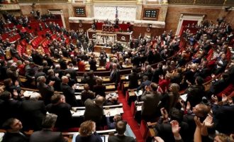 Η Γαλλία ενέκρινε το νομοσχέδιο που προετοιμάζει τη χώρα για το Brexit