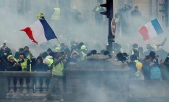 Τα Κίτρινα Γιλέκα επέστρεψαν στους δρόμους – Συγκρούσεις με τη γαλλική αστυνομία