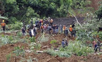 Θρίλερ στην Ιάβα: Τουλάχιστον 15 νεκροί και 25 αγνοούμενοι λόγω κατολίσθησης