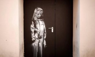 Παρίσι: Εκλάπη έργο του Banksy που είχε φιλοτεχνήσει στην έξοδο κινδύνου του Bataclan