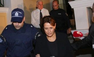 H σύζυγος του Παπαντωνίου, Σταυρούλα Κουράκου ζητά να βγει από τη φυλακή