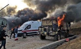 Εκατοντάδες Κούρδοι διαδηλωτές εισέβαλαν σε τουρκικό στρατόπεδο και το έκαψαν (βίντεο)