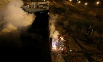 Έπεσαν δακρυγόνα στα σύνορα ΗΠΑ – Μεξικού λόγω μεταναστών