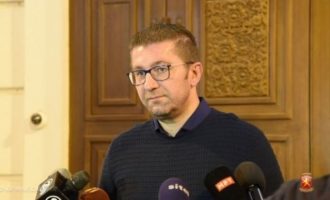 «Η Συμφωνία των Πρεσπών είναι συνθηκολόγηση» λέει Μίτσκοσκι – «Με 80 βουλευτές την αλλάζω»