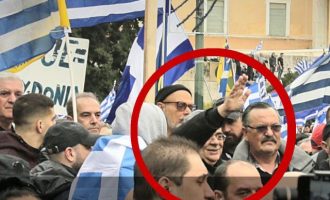 Ο Μιχαλολιάκος χαιρέτησε ναζιστικά στο Σύνταγμα στο συλλαλητήριο ενάντια στις Πρέσπες