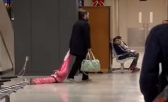 Τραβά την κόρη του από την κουκούλα και τη σέρνει σε πάτωμα αεροδρομίου (βίντεο)