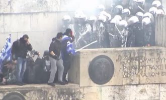 10 τραυματίες αστυνομικοί, 4 πολίτες με αναπνευστικά και βαριά χτυπημένος ένας φωτορεπόρτερ