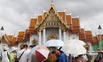 Χιλιάδες τουρίστες φεύγουν από την Ταϊλάνδη λόγω της καταιγίδας «Παμπούκ»