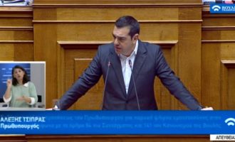 Ο Τσίπρας «δέρνει» τον Μητσοτάκη στη Βουλή: «Πολιτικός αγύρτης»