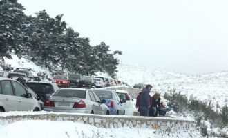 Έκλεισε λόγω χιονόπτωσης ο δρόμος προς Πάρνηθα