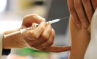 Το εμβόλιο κατά της γρίπης μπορεί να βοηθήσει κατά του κορωνοϊού