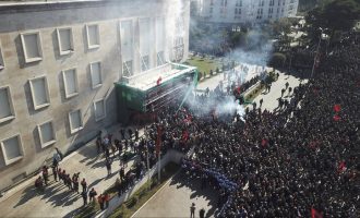 Εμφύλιος στην Αλβανία: Διαδηλωτές έκαναν «ντου» στο γραφείο του Ράμα με μολότοφ (βίντεο)