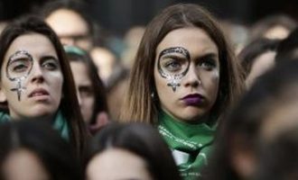 Αργεντινή – Στους δρόμους τα «πράσινα φουλάρια» για τη νομιμοποίηση των αμβλώσεων