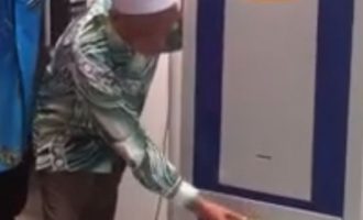 ΑΤΜ σε τζαμί μοιράζει ρύζι στους άπορους και λειτουργεί κι ως παγκάρι (βίντεο)