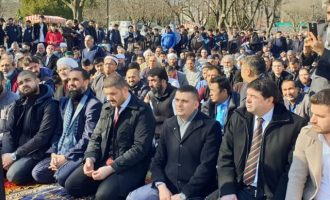 Τούρκοι ισλαμιστές συγκεντρώθηκαν έξω από την Αγία Σοφία ζητώντας να γίνει ξανά τζαμί