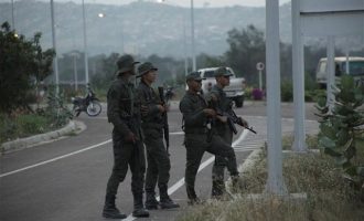 156 στρατιωτικοί και αστυνομικοί αυτομόλησαν από τη Βενεζουέλα και πέρασαν στην Κολομβία