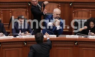 Στην Αλβανία «μπουγελώνονται» στη Βουλή – Μπογιά στον Ράμα (βίντεο)