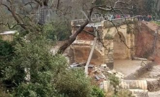 Η στιγμή που καταρρέει ιστορική γέφυρα 111 ετών σε live μετάδοση (βίντεο)