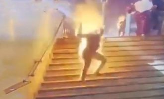 Φρίκη στο Κάιρο: Άνθρωποι τρέχουν να σωθούν ενώ οι φλόγες τους «καταπίνουν» (βίντεο)