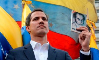 Ο Γκουάιντο καταγγέλλει τον Μαδούρο για την απέλαση πέντε ευρωβουλευτών από τη Βενεζουέλα