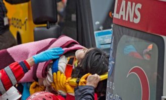 Θαύμα στην Κωνσταντινούπολη – Έβγαλαν ζωντανή 5χρονη μέσα από τα μπάζα (βίντεο)