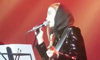 Ιράν – Γυναίκα τραγούδησε σόλο για λίγα δευτερόλεπτα και… έμπλεξαν (βίντεο)