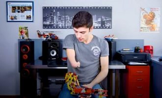 19χρονος κατασκεύασε ρομποτικό προσθετικό χέρι του με πλαστικά τουβλάκια (βίντεο)