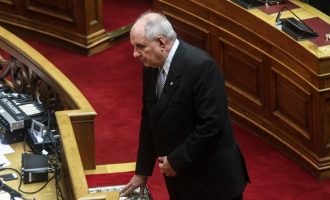 Oρκίστηκε βουλευτής ο Κουίκ: «Θα στηρίξω την κυβέρνηση μέχρι την τελευταία μέρα»